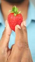 How to enjoy fresh strawberries for a healthy snack option video