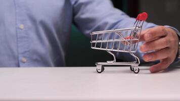 Manager presenting empty shopping cart on desk video