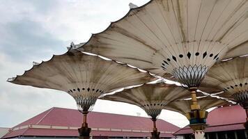 The unkempt umbrella of the Great Mosque of Central Java - Semarang, February 28, 2025. video