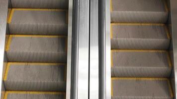 resumen textura de simétrico escalera mecánica huellas debajo luz de sol. video