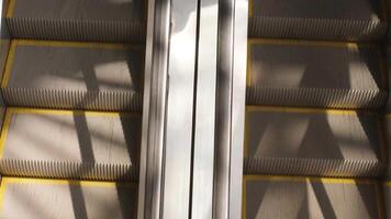 detallado ver de escalera mecánica pasos y lado rieles en interior público espacio. video