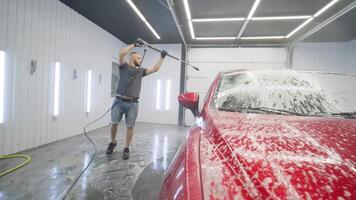 Detailer uses foam lance to cover entire vehicle. video