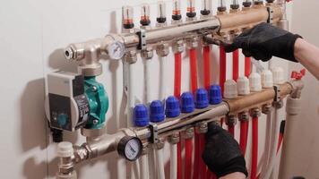 Installing underfloor heating pipes for water heating. Heating systems. Pipes for a heat-insulated floor. 13 video