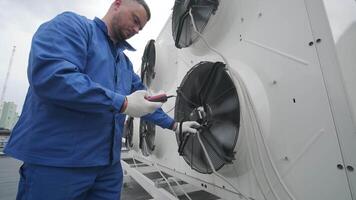 Testing with an anemometer of an axial fan of the condensing unit 15 video