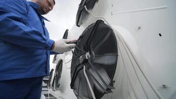 Testing with an anemometer of an axial fan of the condensing unit 12 video