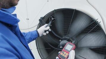 Testing with an anemometer of an axial fan of the condensing unit 8 video