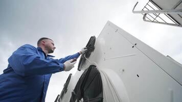 Testing with an anemometer of an axial fan of the condensing unit 13 video