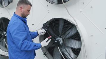 Testing with an anemometer of an axial fan of the condensing unit 2 video