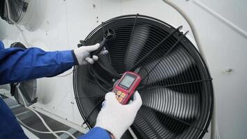 Testing with an anemometer of an axial fan of the condensing unit 11 video