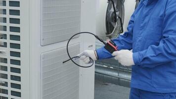 The technician uses a digital camera to check the clogging of the heat exchanger 3 video