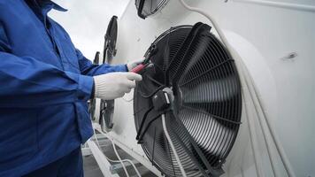 Testing with an anemometer of an axial fan of the condensing unit 10 video