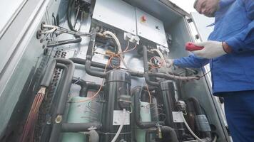 Resistance test of temperature sensors in the cooling supply section of the ventilation unit 3 video