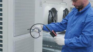 The technician uses a digital camera to check the clogging of the heat exchanger 2 video