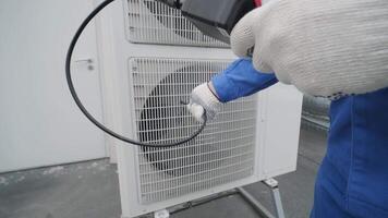 The technician uses a digital camera to check the clogging of the heat exchanger 7 video