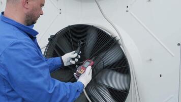 Testing with an anemometer of an axial fan of the condensing unit 6 video