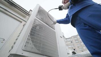 The technician uses a digital camera to check the clogging of the heat exchanger 10 video