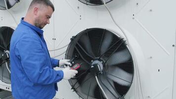 Testing with an anemometer of an axial fan of the condensing unit 3 video