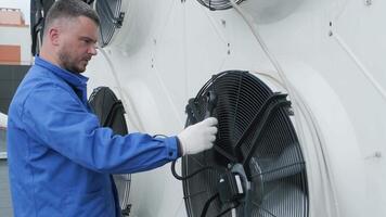 Testing with an anemometer of an axial fan of the condensing unit video