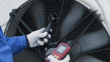 Testing with an anemometer of an axial fan of the condensing unit 7 video
