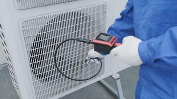 The technician uses a digital camera to check the clogging of the heat exchanger 5 video