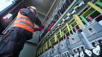 Checking the operating voltage levels of the solar panel switchgear compartment 18 video