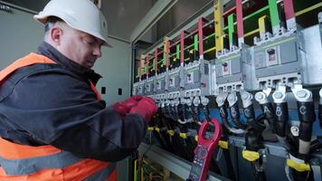 Checking the operating voltage levels of the solar panel switchgear compartment 21 video