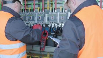 Checking the operating voltage levels of the solar panel switchgear compartment 10 video