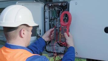 The inspector checks the actual output voltage level of inverter 7 video