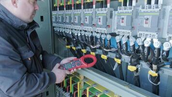 Checking the operating voltage levels of the solar panel switchgear compartment 4 video