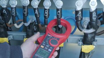 Checking the operating voltage levels of the solar panel switchgear compartment 7 video