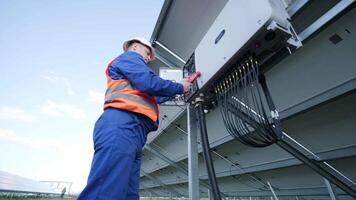 The inspector checks the actual output voltage level of inverter 3 video