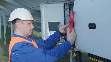 The inspector checks the actual output voltage level of inverter 6 video