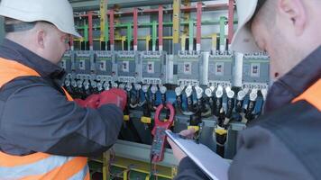 Checking the operating voltage levels of the solar panel switchgear compartment 11 video