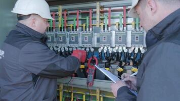 Checking the operating voltage levels of the solar panel switchgear compartment 9 video