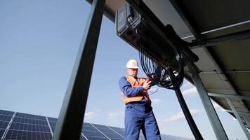 The inspector checks the actual output voltage level of inverter 8 video