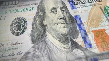 einer hundert Rechnung vereinigt Zustände von Amerika Kasse Neu Design USD 100 Banknoten gleiten einer nach Ein weiterer im ein Nahansicht detailliert Makro gleiten, nahtlos Schleife Animation. video