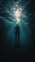un hombre en pie en el agua con un ligero brillante en él foto