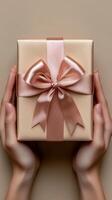 manos participación un regalo caja con un rosado cinta foto