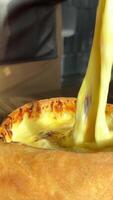 un hombre come adjariano khachapuri. abierto tarta con queso y huevo. video
