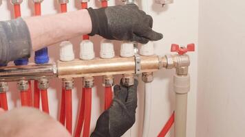 Installing underfloor heating pipes for water heating. Heating systems. Pipes for a heat-insulated floor. 31 video