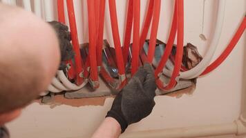 Installing underfloor heating pipes for water heating. Heating systems. Pipes for a heat-insulated floor. 32 video