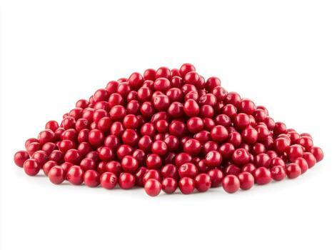 Fresco rojo cerezas arreglado en un montículo en un blanco antecedentes foto