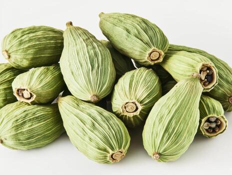cardamomo vainas arreglado en un blanco antecedentes para culinario utilizar foto