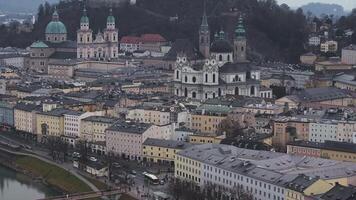 Antenne Aussicht von salzburg, Österreich, mit hohensalzburg Festung, Barock die Architektur, rollen Hügel, und ein wolkig Himmel mit schleppend fegen Bewegung. video