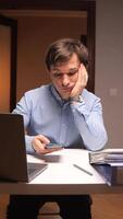 vertical entediado escritório trabalhador navegando Smartphone às escrivaninha video