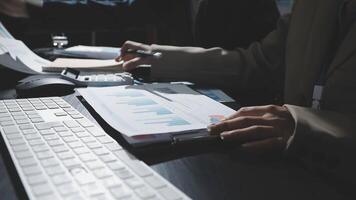 företag människor arbetssätt på en dator med papper och en tangentbord video