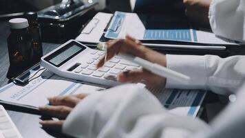 en person är använder sig av en kalkylator till Beräkna de kosta av en medicinsk procedur video