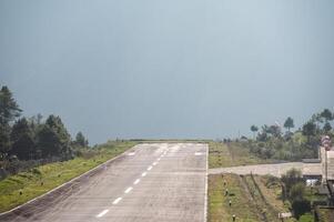 ver de corto aeropuerto pista de tensa Hillary aeropuerto conocido como lukla aeropuerto en lukla, Nepal. foto