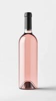un pulcro Rosa vino botella soportes vertical en un sencillo fondo, exhibiendo un delicado rosado matiz y un elegante diseño ese capturas atención foto