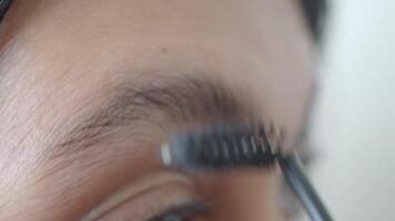 Applying mascara for a flawless eye makeup look video